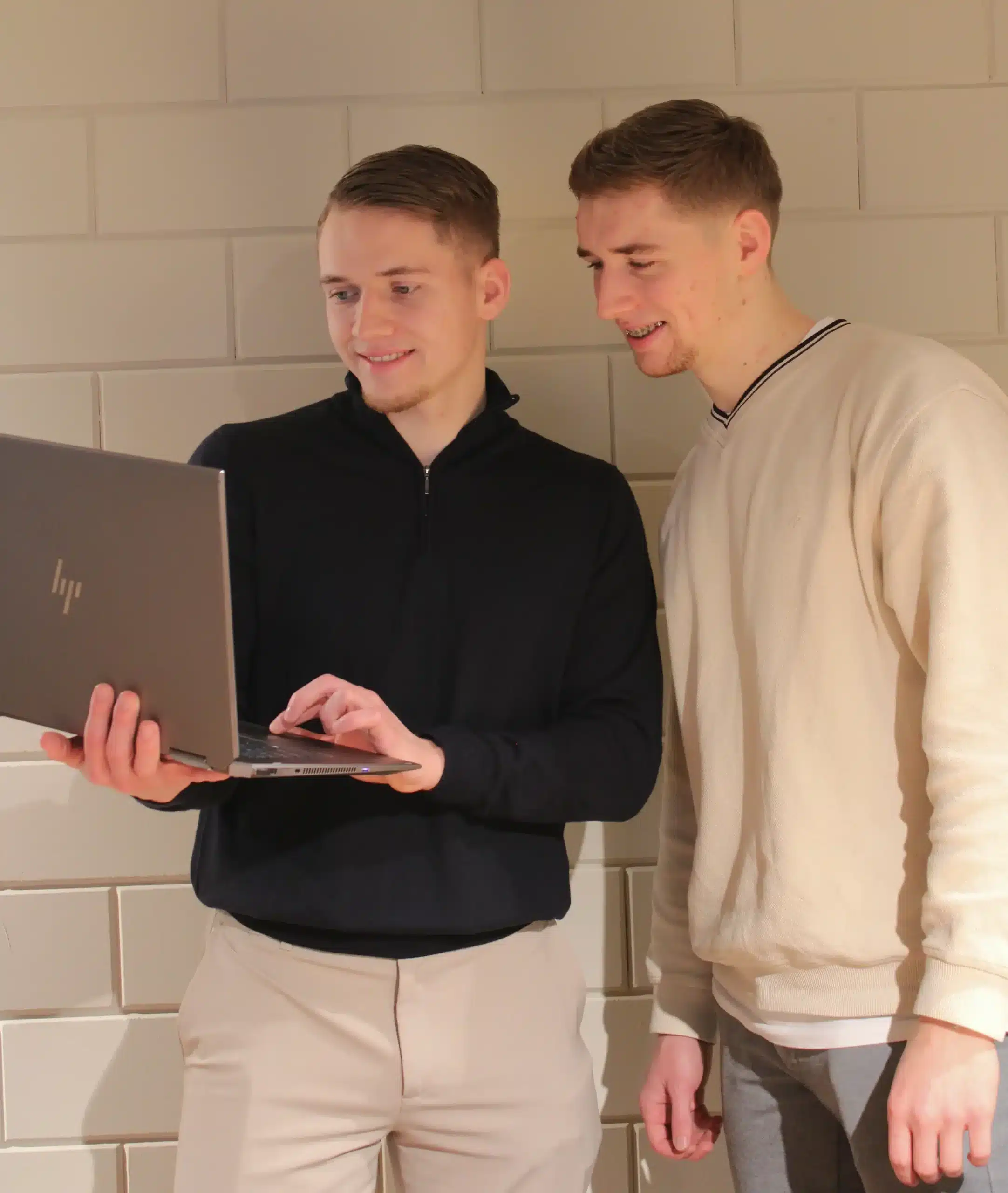 Noah & Jesse van UPYOURBUSINESS bekijken een website ontwerp